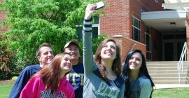Group of students taking a selfieBe sur